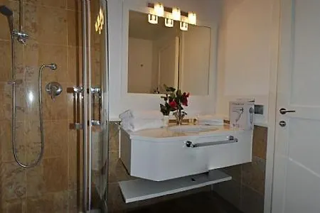 Sleeps 4 Pool Wifi Meina