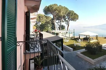 Sleeps 4 Pool Wifi Apartment